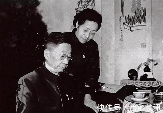 林斤澜#老舍跳湖前,在公园湖边坐了整整一天,是什么让他最终决定去死