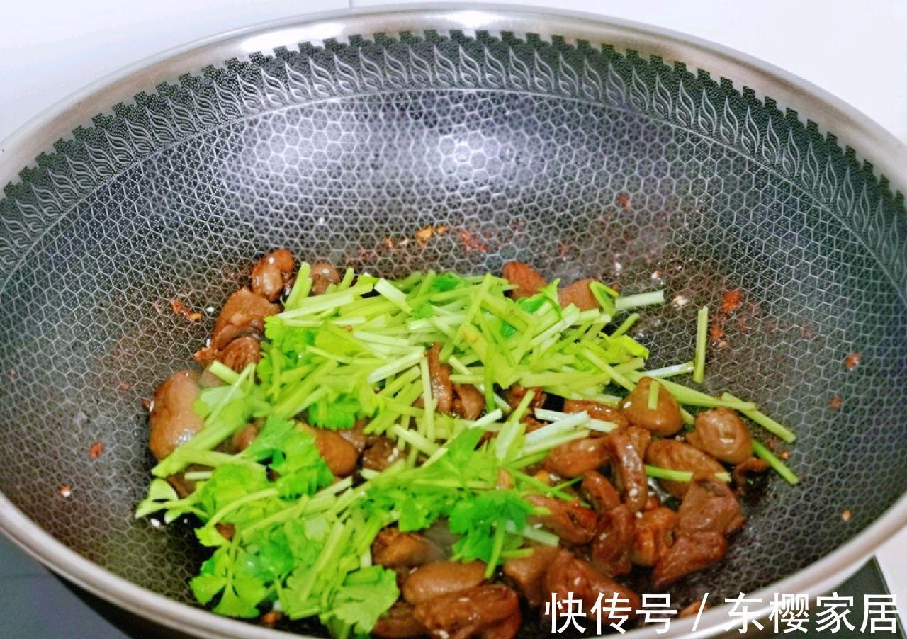 搭配|芹菜和鸭心搭配,简单炒一炒,就是一道好吃的下饭菜