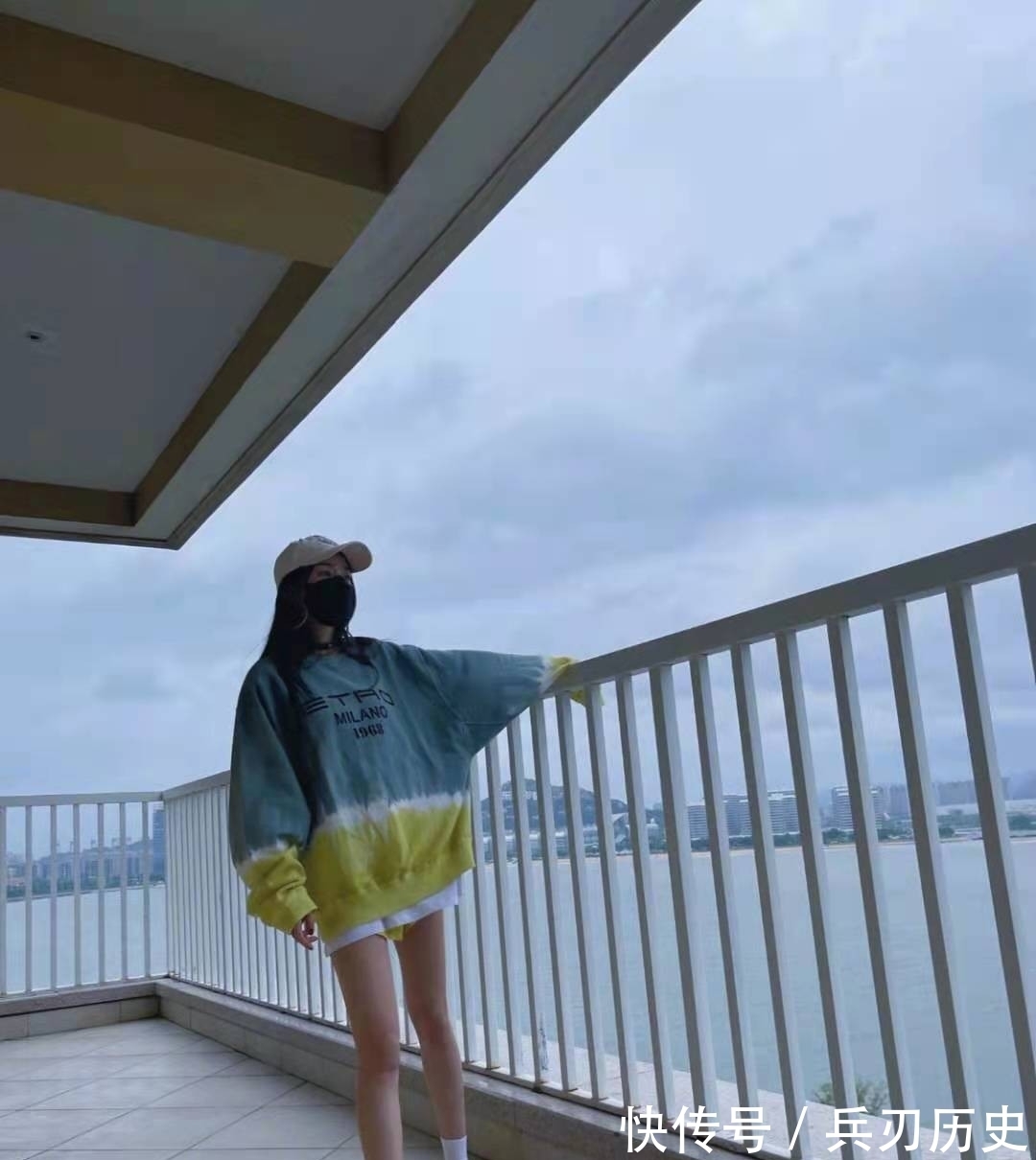 高级感|杨幂身体力行撑国货!把百元鸿星尔克鞋穿出高级感,漫画腿太绝了