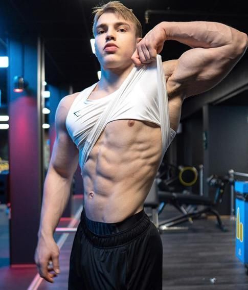 一身肌肉|他14岁开始健身，18岁一身肌肉炸裂，却被网友嘲健身早，长不高