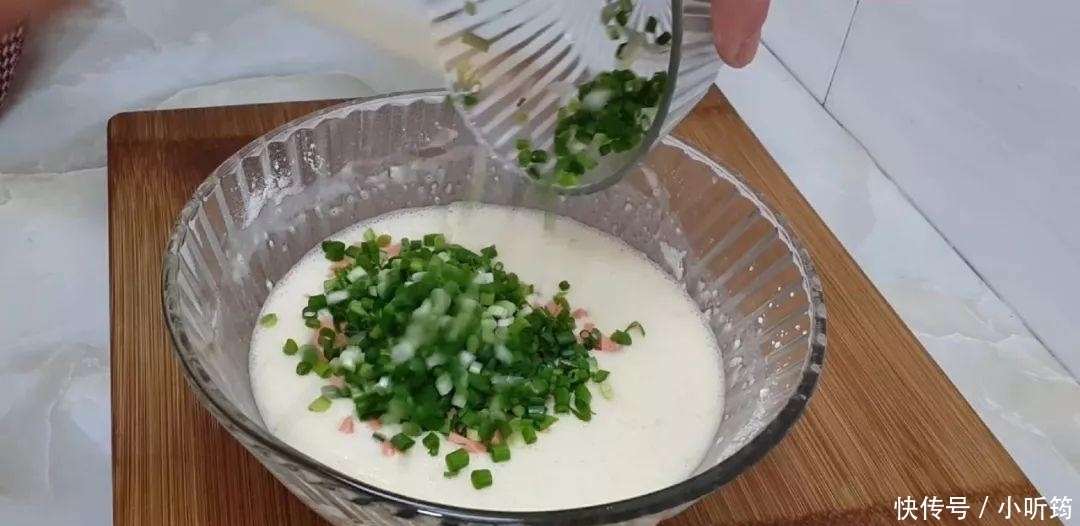 葱鸡蛋饼|鸡蛋饼最好吃的做法,筷子一搅,做法比葱油饼简单,比煎饼都好吃