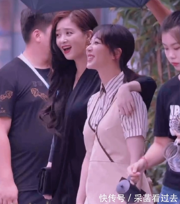 原班人马|蒋欣以“樊胜美”一角录萌探,搂着杨紫有说有笑,有欢乐颂那味了