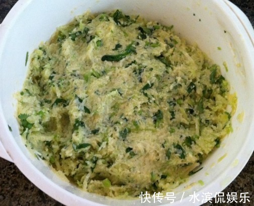 做萝卜丸子，别光加面粉，多加一样，丸子更酥脆，教你正确做法