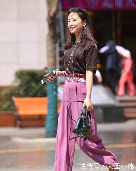 气质 美女街拍:小姐姐宽腿裤绽放出不同的魅力,展现出可爱美丽的气质