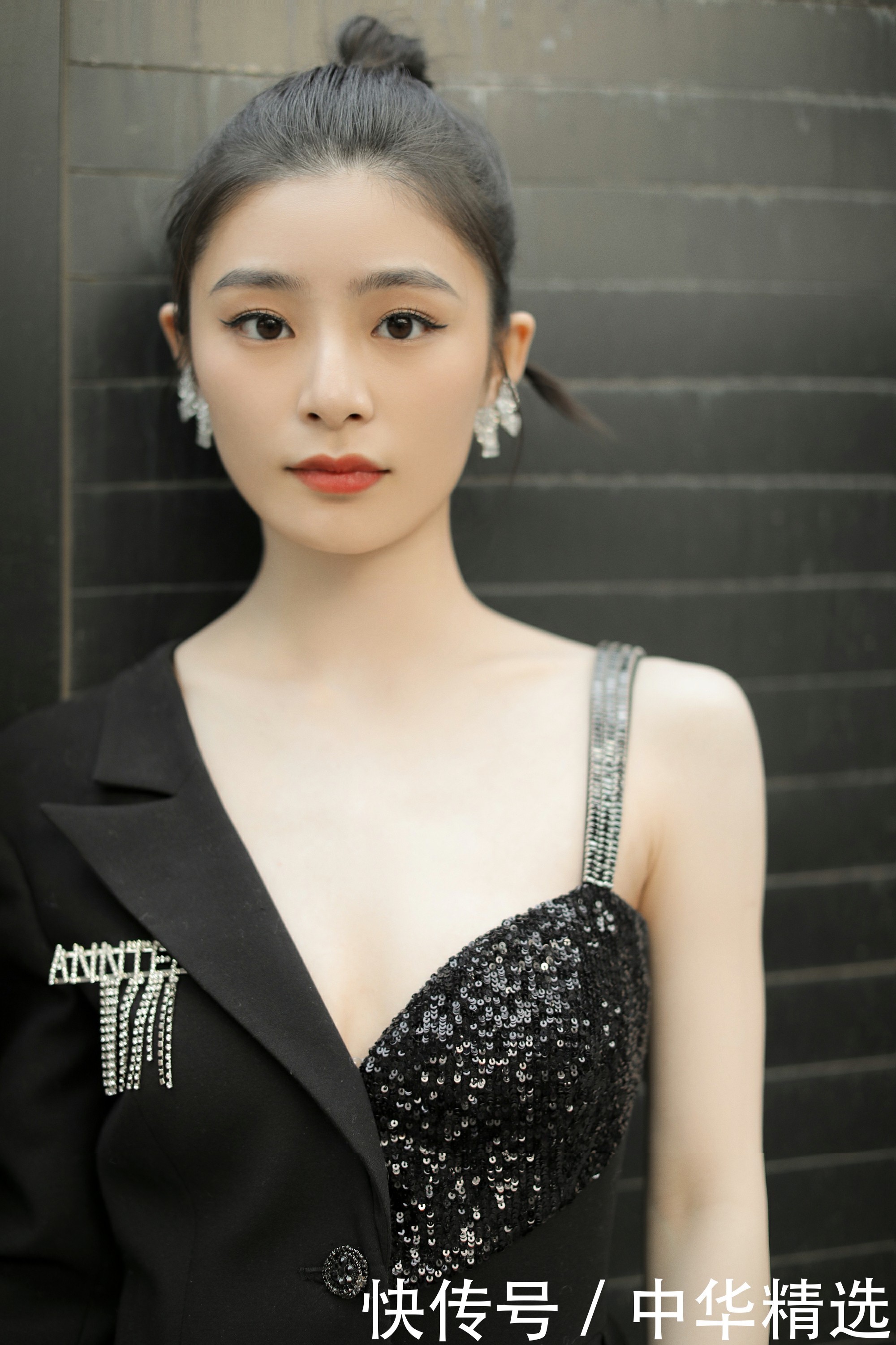 姚晓棠、李澳出席中国国际时装周 精致造型解锁时尚趋势