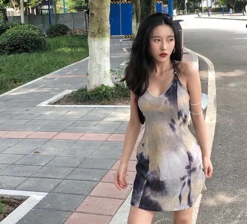 夏天|可御可甜的小姐姐，清凉穿搭多种吊带连衣裙，第二款最显魅力十足