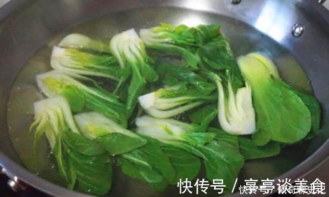 炒青菜,最忌洗了就下锅炒!做好3点,青菜鲜嫩翠绿,像饭店炒的