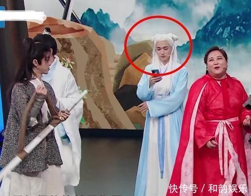 马嘉祺|嘉宾都在录节目,唯独宋亚轩站一旁玩手机,当众打游戏被拍得清清楚楚