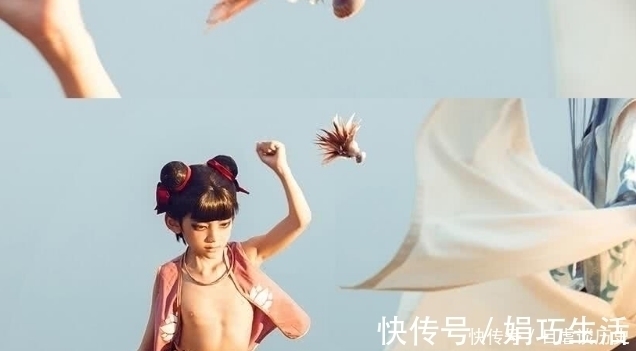 哪吒敖丙cos|哪吒敖丙cos：海边踢毽子画面很“唯美”，网友：心疼他们的脚！