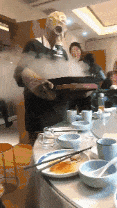 |搞笑GIF:和朋友一起吃饭, 就这个菜没敢动筷子!