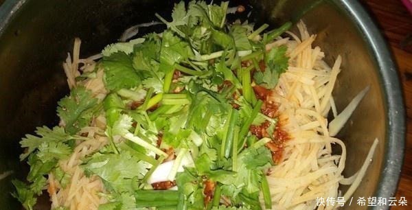 夏天不吃这道菜太可惜了,把水焯一下,拌上一种特别的味道