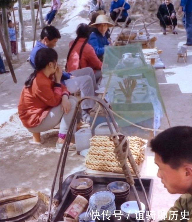 早上没吃饭，现在有点饿？80年代的各色小吃摊了解一下