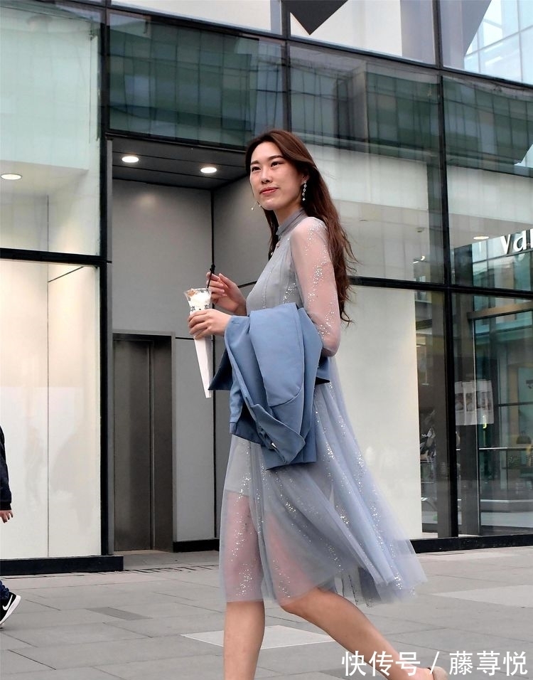 透视 美女穿着一件透视的连衣裙,有着一种若隐若现的美