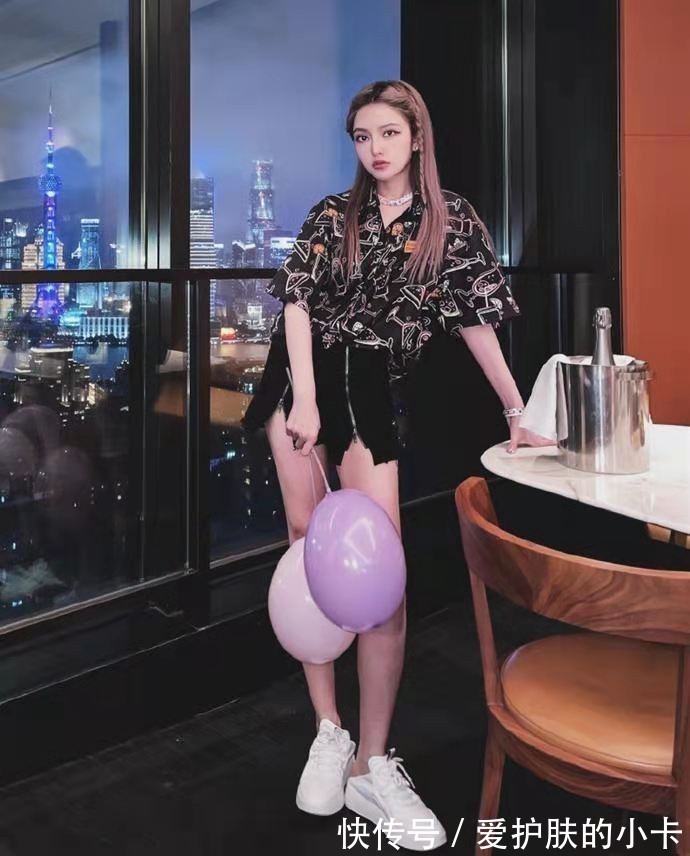 周扬青|周扬青好会打扮,个子不高却能穿出好比例,难怪能撩到富家公子哥