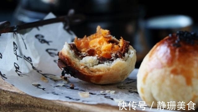 经典糕点蛋黄酥做法，7步就可上烤箱，外酥内软好吃不用花钱买