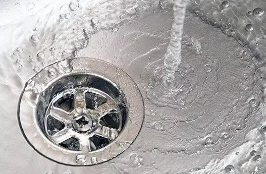  把牙签粘在筷子上，原来作用这么厉害，解决了家家户户大难题！