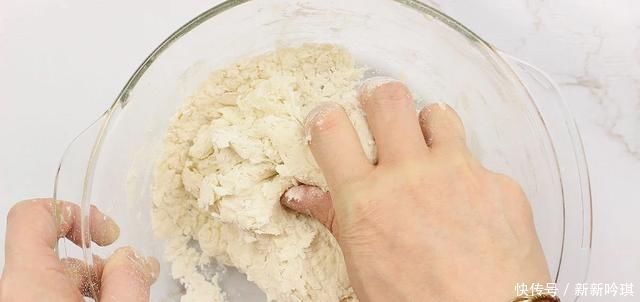 面团|手撕面包这样做,柔软筋道又拉丝,一层一层撕着吃,太香了