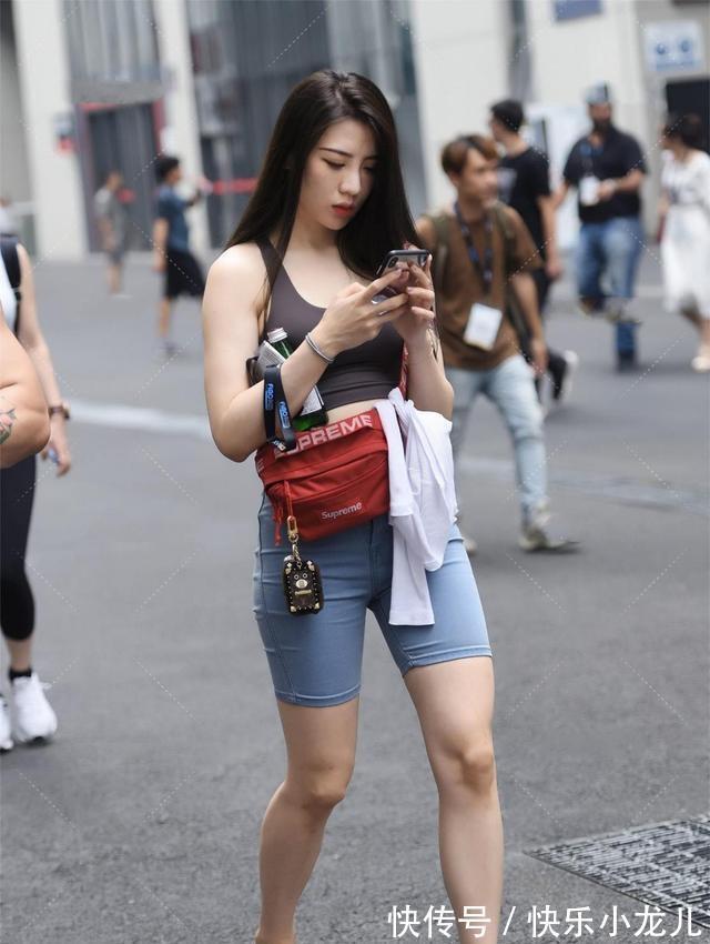 小姐姐 时尚简洁的打底裤,造型风格走在时尚前沿,随心所欲