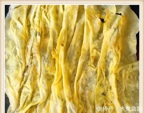 擀面杖|做鸡蛋饼别再搅面糊了,学学这个新做法,柔软透亮比纸薄,特筋道