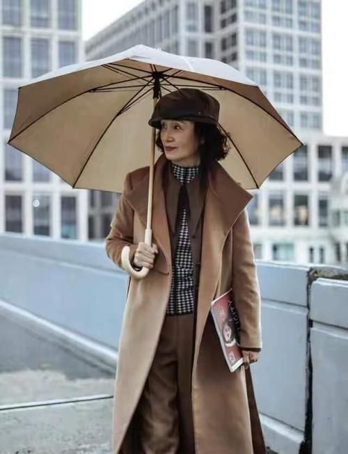 ?中年女性如何把“大衣”穿洋气？学三木妈这样穿，年轻显高级