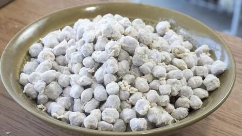 快过年了，我家花生米都不炒着吃了，打2个鸡蛋进去，美味又解馋