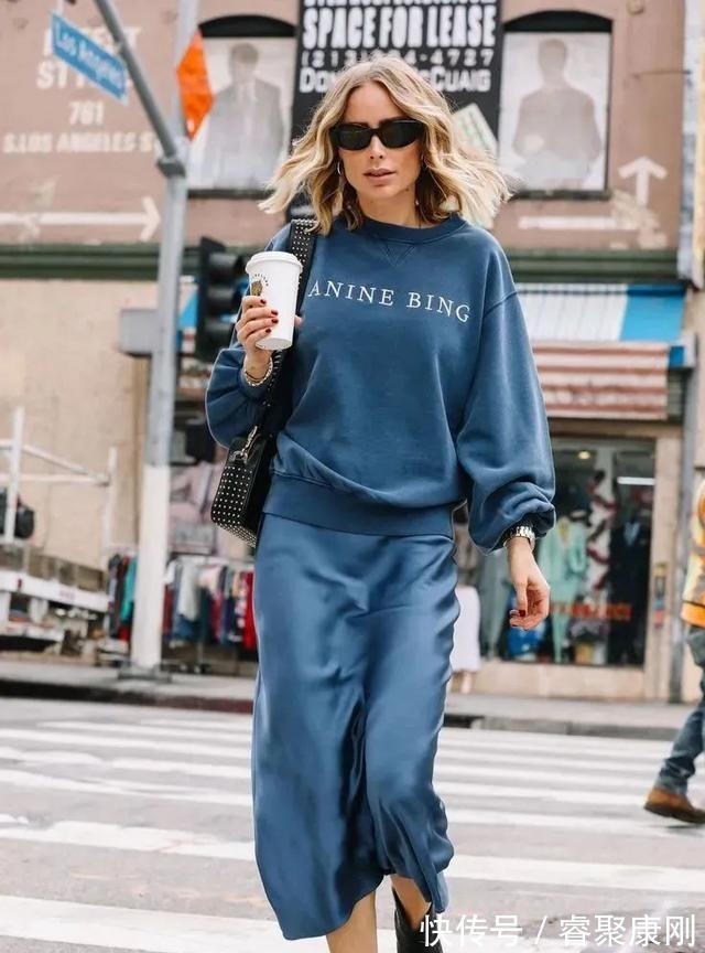 随性|卫衣+半裙=早秋最火混搭套路,时髦又有女人味