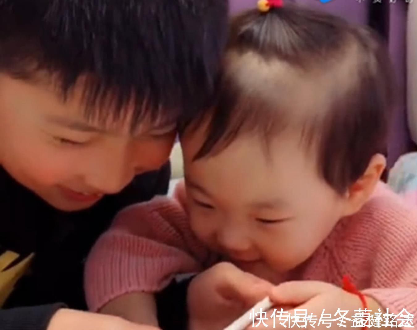 告状|舅舅写作业时玩手机,2岁萌娃想告状,接下来的反转让人猝不及防