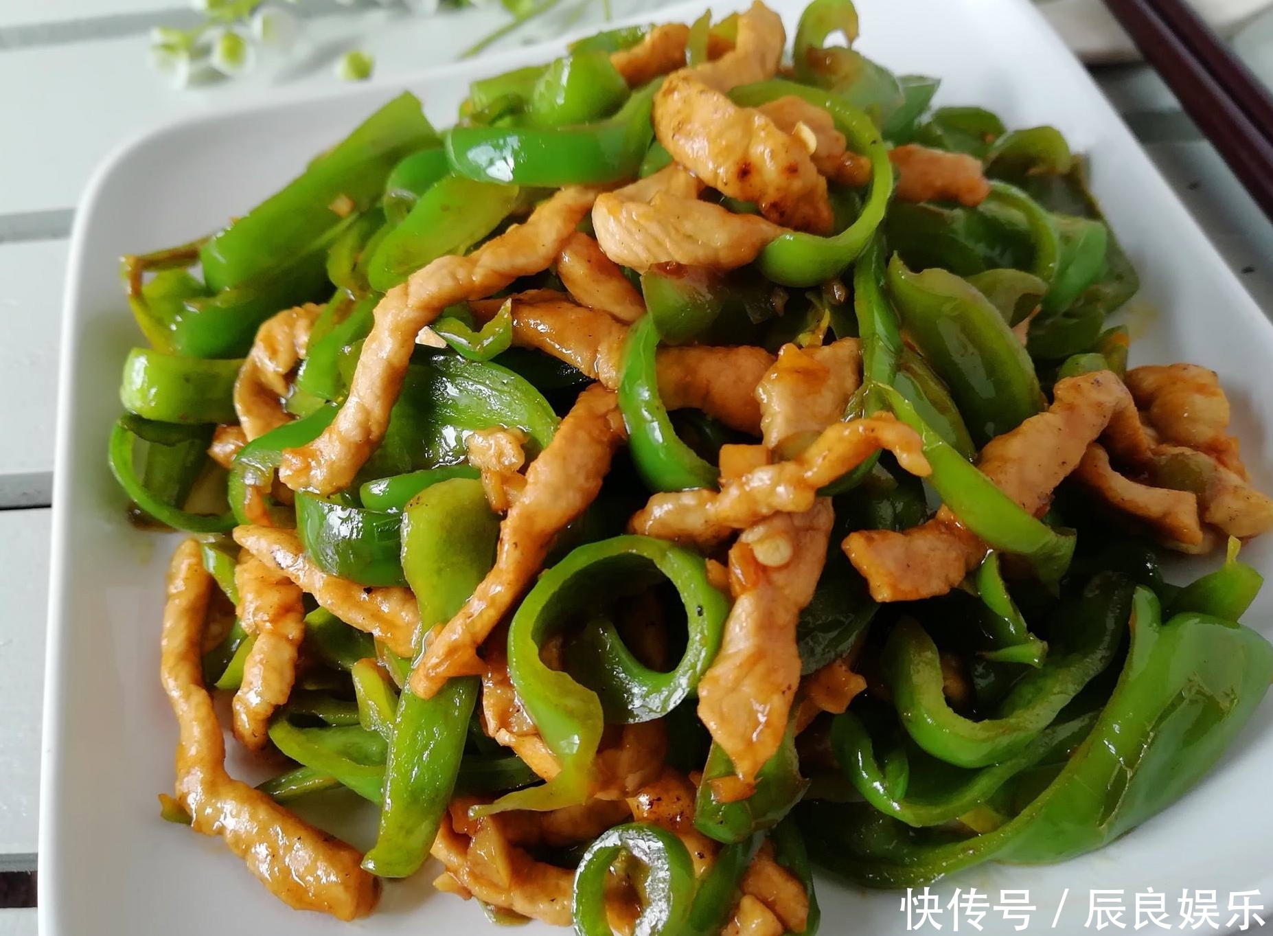 青椒炒肉丝时,学会两个小技巧,青椒脆嫩,肉丝美味