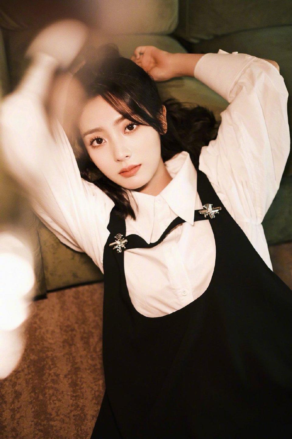 极简|毛阿敏真是“阿姨圈顶流”,白上衣配紧身裤干净利落,简约大气