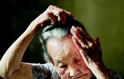天然的“染发剂”被找到了, 洗头时加一点, 白发慢慢黑回来