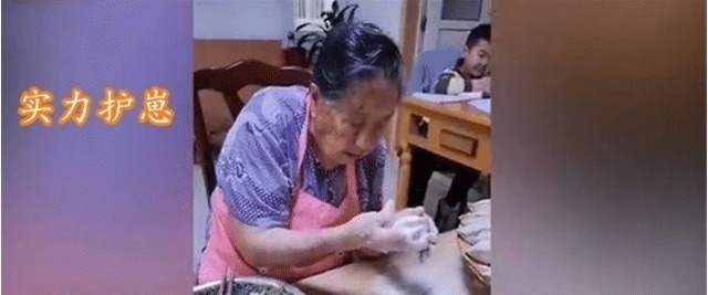 妈妈|有妈的孩子像块宝,92岁妈妈摘菜包饺子,72岁女儿看电视等吃