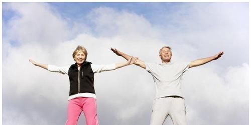 动作|腿好人不老!4个简单动作,远离关节疼痛,80岁也可能健步如飞