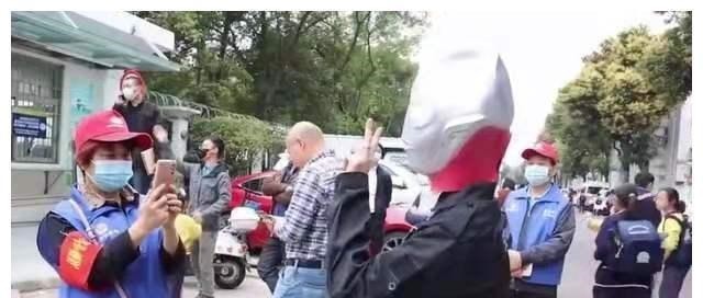 装扮|姐姐穿着“奥特曼”服装接弟弟放学,孩子们:奥特曼真的存在!