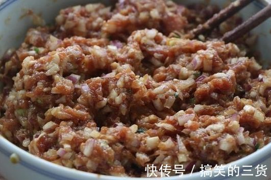 白粥|洋葱别炒着吃,教你解馋新吃法,又鲜又嫩,出锅孩子一口气吃10个