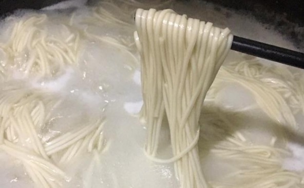 煮面条,最忌讳水开下锅,饭店大厨透漏“秘诀”,出锅劲道不起坨