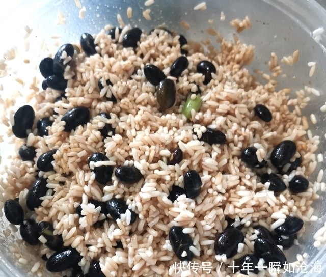 鱿鱼黑豆糯米饭，鱿鱼控的最爱，吃起来超满足