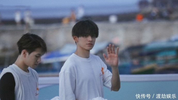 黄旭熙|《奔跑吧》暖男黄旭熙!节目外帮baby辟谣,节目中帮baby化解尴尬