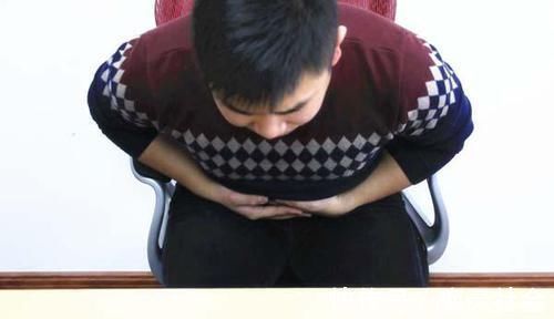 肠癌|经常腹泻,是不是得了肠癌?医生:肠癌还有2个明显特征,对照下