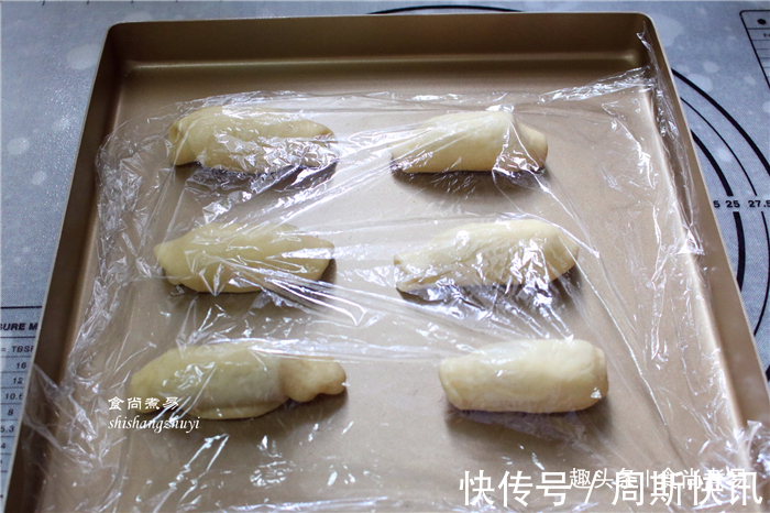 此款面包要收好,简单卷一卷,层次分明,香软可口,在家做方便