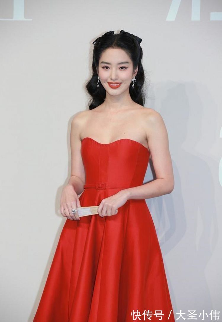 街拍 美女街拍:牛仔裤还加入了修身的剪裁,进而从都市街头中脱颖而出