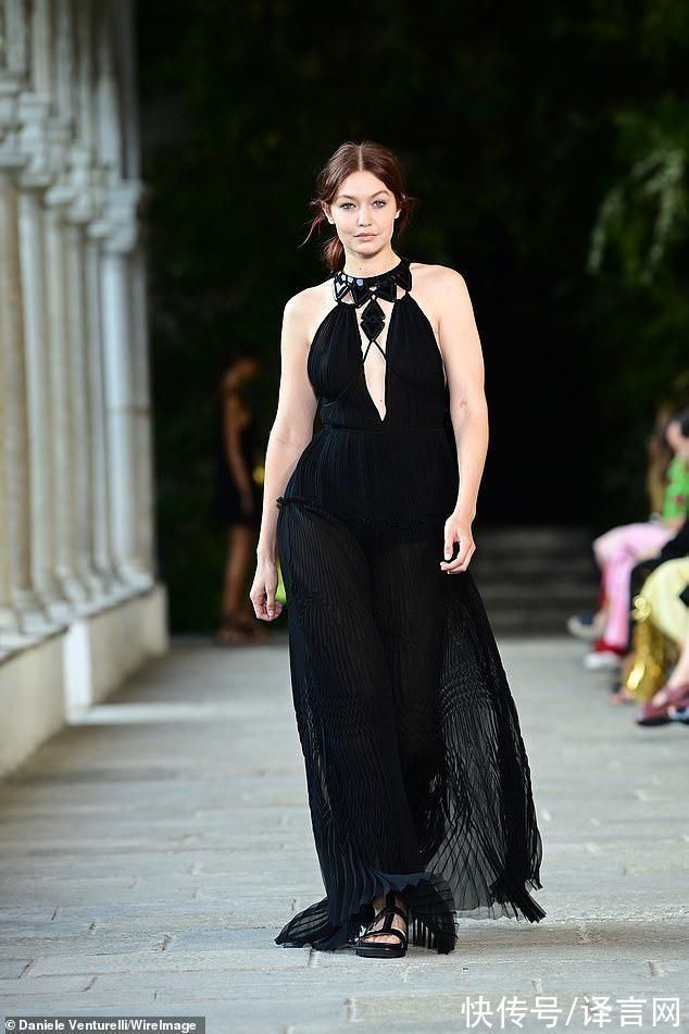 吉吉 26岁超模吉吉亮相米兰T台,肌肤雪白显富态,比生娃前壮硕了很多