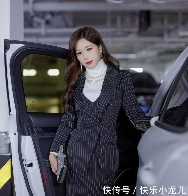 条纹 西装外套搭配马甲裙,身处职场的你一定不要错过这时尚干练的搭配