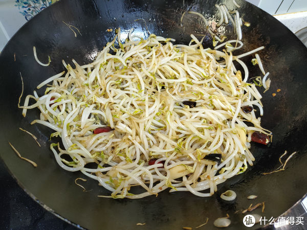 炒豆芽最忌直接下锅,大厨教您一妙招,豆芽不出水、脆爽又入味