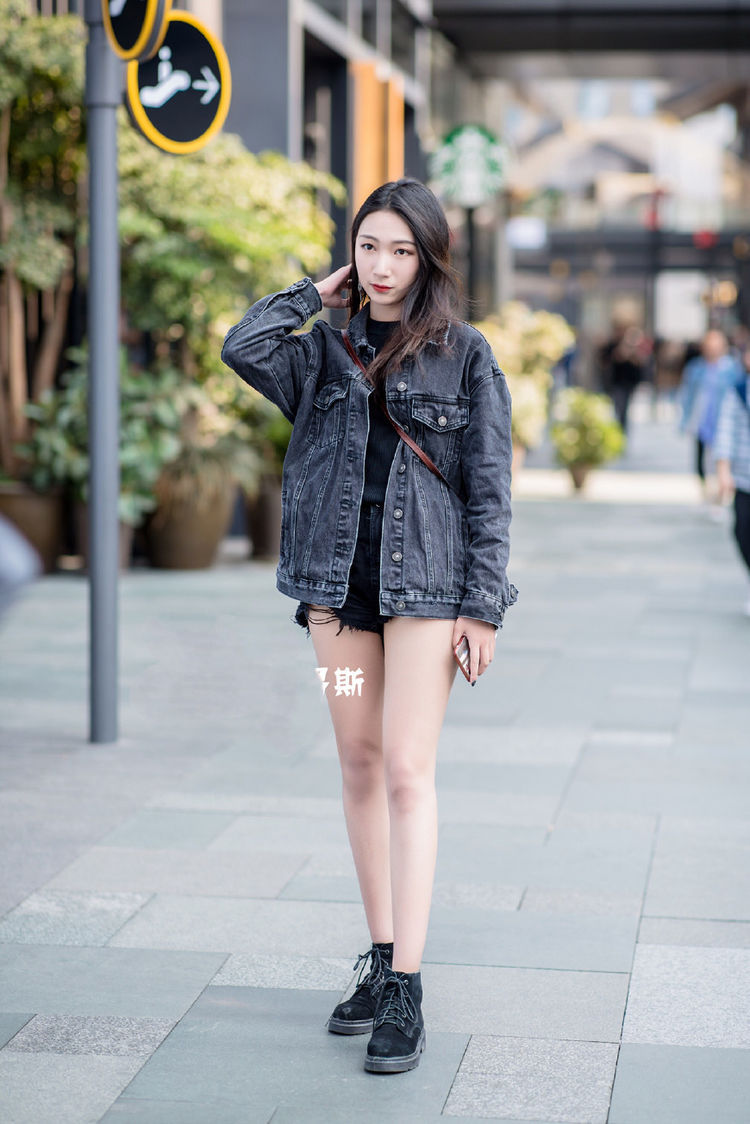  优雅|街拍：时髦又前卫的小姐姐，黑色长款连衣裙更显成熟优雅