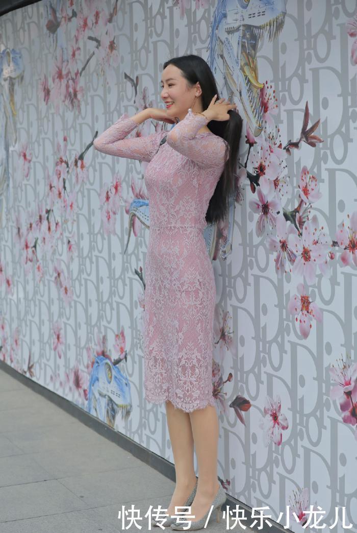 穿搭出靓丽出众的造型，款式时尚的蕾丝裙，造型显得潇洒自在