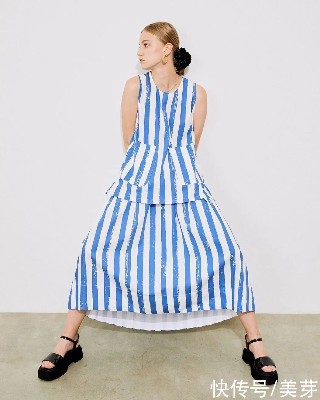 克莱因蓝|“克莱因蓝”太太太火了！这么穿才显白