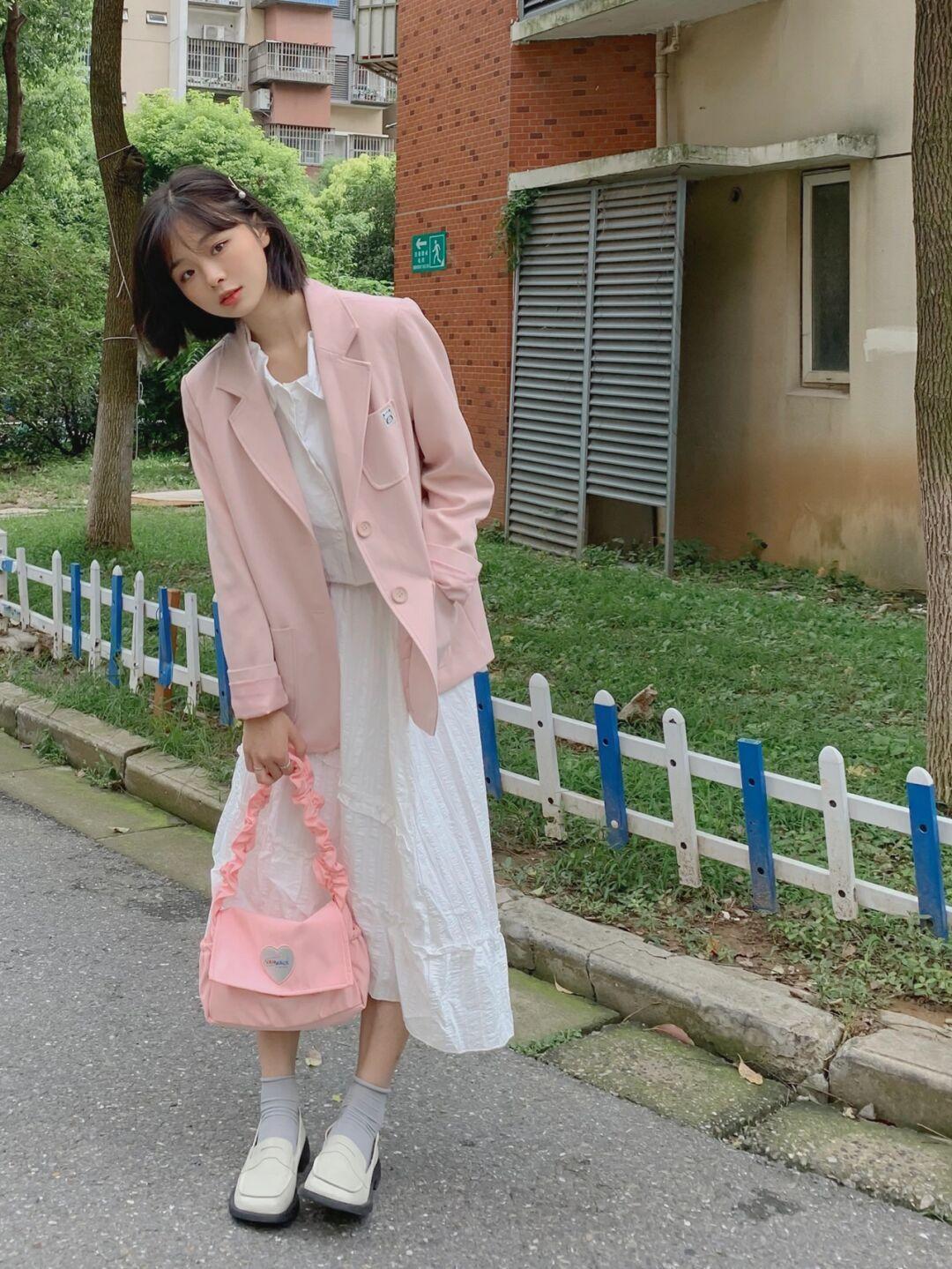 红色字母卫衣+白色休闲裤,韩范十足!|早秋卫衣合集| 韩范