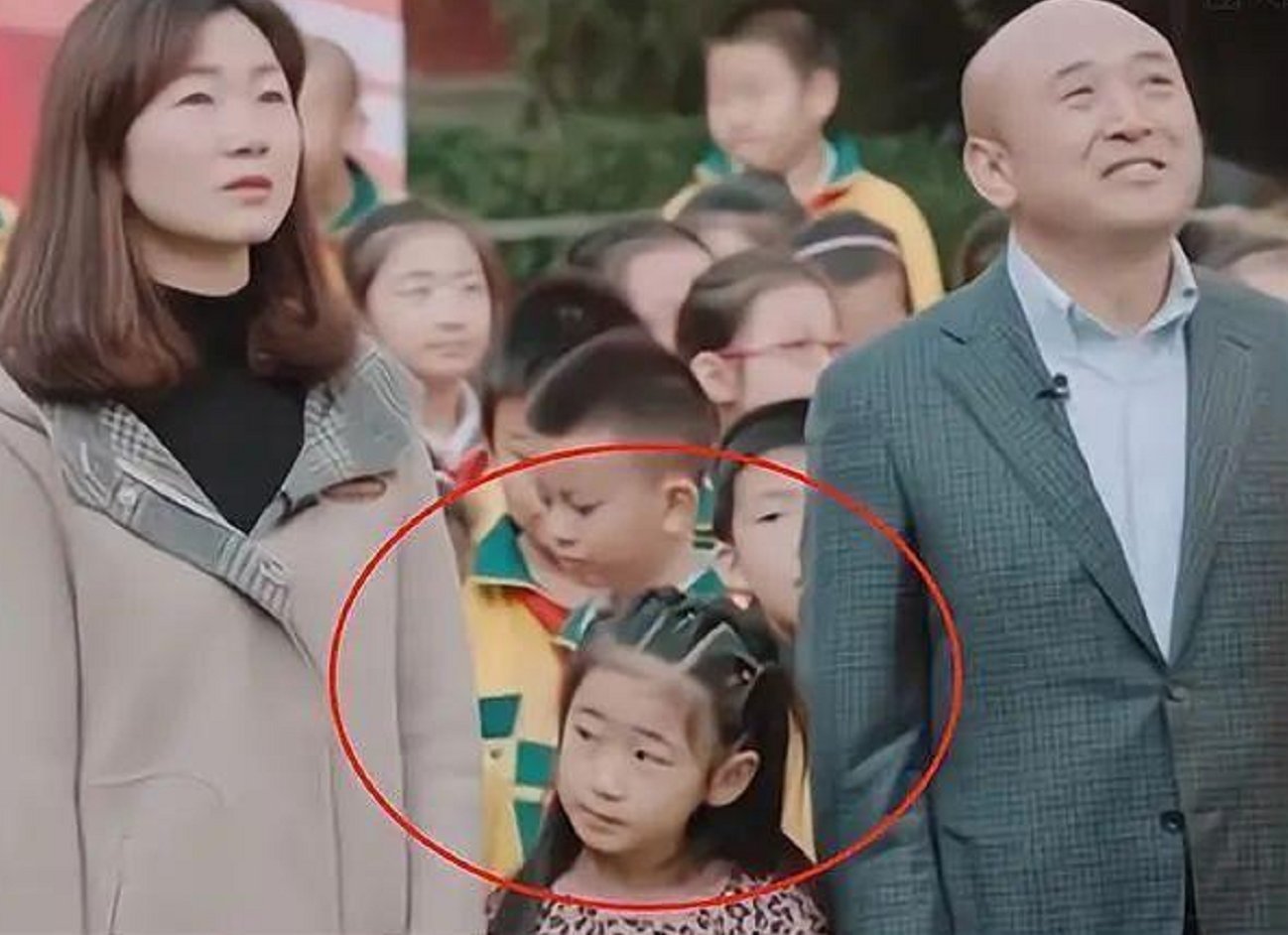 妹妹|男孩当众“怒斥”父母偏心妹妹,看到妹妹长相,网友:很难不偏心