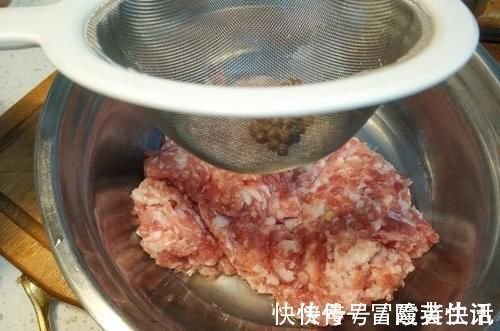 小酥肉|饺子馅想要鲜流油流汁？有人加鸡蛋，有人加油，其实都不全面