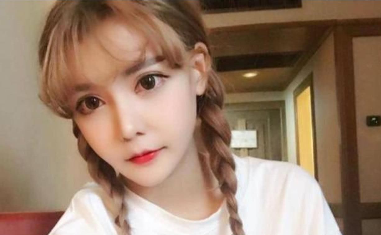 审美观|整成网红的韩安冉,与女儿对比,网友:女儿好看多了